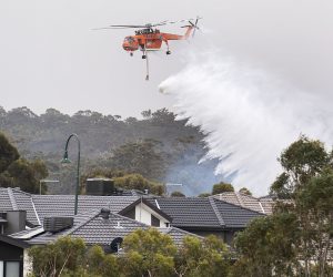 epaselect epa08094624 A Skycrane drops water on a bushfire in Bundoora, Melbourne, Australia, 30 December 2019. According to local media reports, thousands of residents and tourists were forced to evacuate in the state of Victoria as soaring temperatures and winds fanned several bushfires around the state.  EPA/ELLEN SMITH AUSTRALIA AND NEW ZEALAND OUT