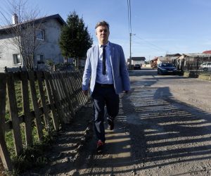 18.12.2019., Zagreb - Predsjednicki kandidat Dario Jurican obilazi naselje Kozari putevi.

 Photo: Marin Tironi/PIXSELL