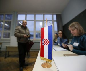 22.12.2019., Mostar - Otvorena biracka mjesta na kojem se bira predjednik Republike Hrvatske

Photo: Denis Kapetanovic/PIXSELL