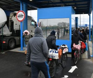 23.12.2019., Slavonski Brod - Na granicnom prijelazu otvoren je novi prometni trak namijenjen za prometovanje pjesaka.
Photo: Ivica Galovic/PIXSELL