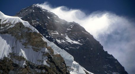 Zbog otapanja leda oko Mt. Everesta raste trava
