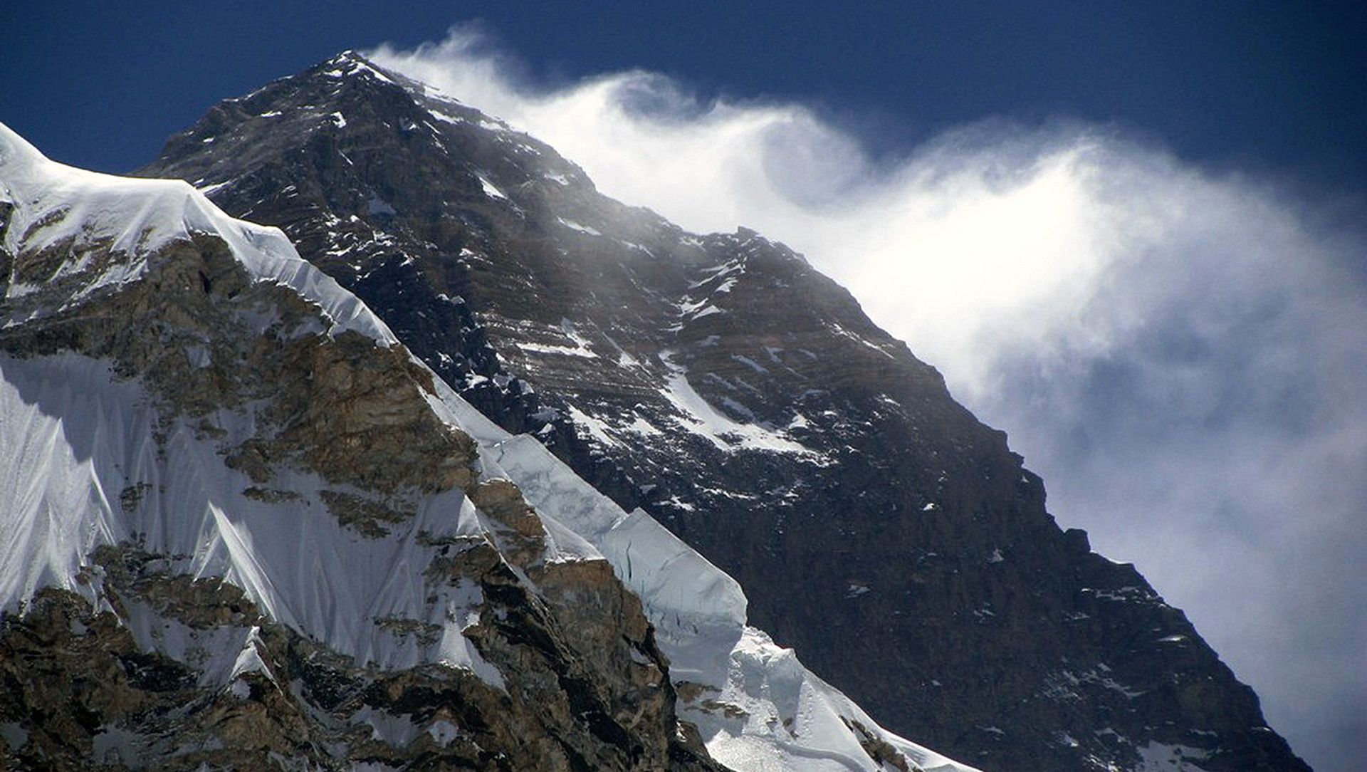 Katmandu, 01.04.2013 - Osamdesetogodinji japanski planinar, koji je bio podvrgnut èetirima operacijama na srcu, kreæe u pohod na Mount Everest i nastojat æe treæi put osvojiti najvii vrh na svijetu te postati najstarija osoba koja je to uspjela. Arhivska fotografija od 19.05.2009. godine prikazuje Mount Everest.
foto FaH/ ds