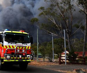 epa08080909 Smoke from a bushfire approaches the Old Hume Highway near the town of Tahmoor, NSW, Australia, 19 December 2019. Soaring temperatures exceeding 40 degrees Celsius and north westerly winds are fanning a number of fires around Sydney.  EPA/DEAN LEWINS  AUSTRALIA AND NEW ZEALAND OUT