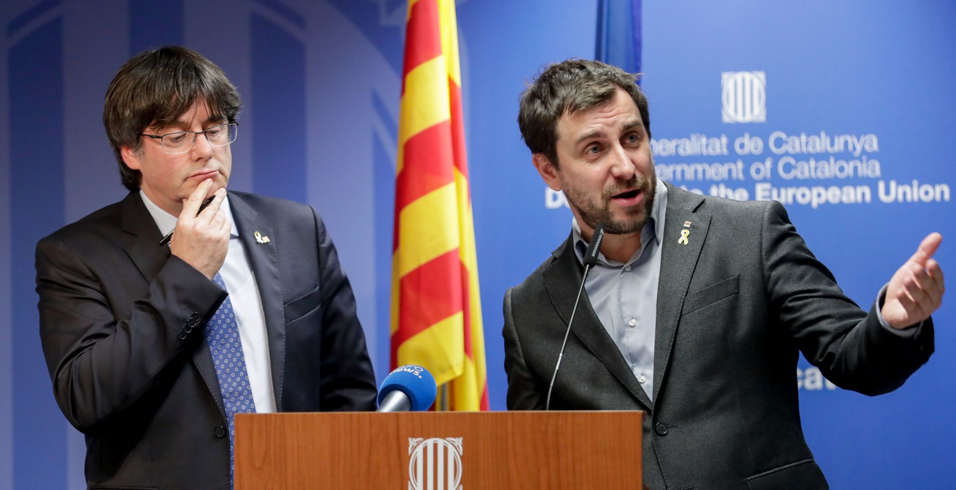 epa08082243 Former Catalan leader Carles Puigdemont (L) and dismissed Catalan regional Minister of Health Antoni Comin (R) gives a press conference after the decision of the European Court of Justice in Brussels, Belgium, 19 December 2019. The European Court of Justice has ruled on 19 December that Catalan separatist leader Oriol Junqueras has an MEP immunity when he was jailed by the Spanish Supreme Court in October, prompting calls for his immediate release.  EPA/STEPHANIE LECOCQ