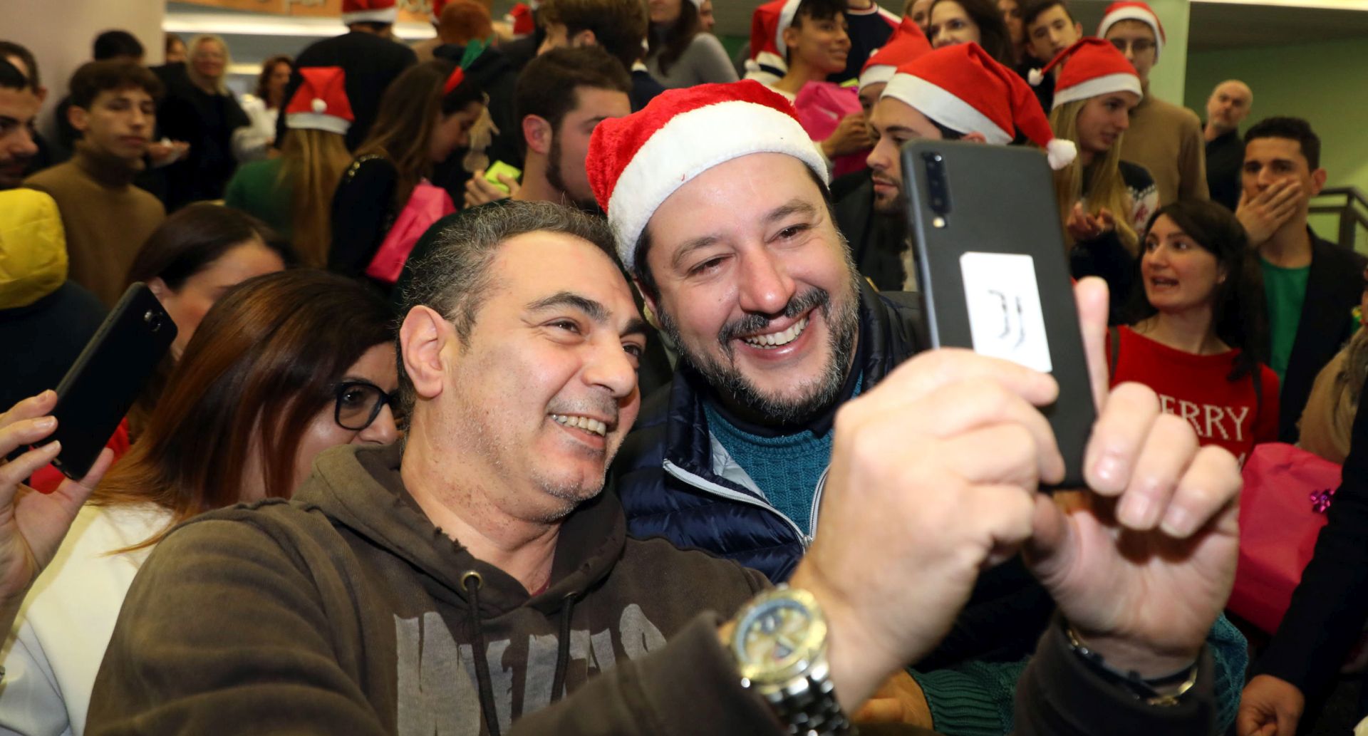 epa08088827 Italy's League party leader Matteo Salvini, wearing a Santa hat, poses for a selfie during a visit at the Buzzi hospital where he distributed gifts to hospitalized children, in Milan, northern Italy, 24 December 2019.  EPA/MATTEO BAZZI