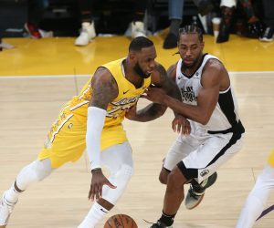 epa08090177 Los Angeles Lakers forward LeBron James (L) dribbles past Los Angeles Clippers forward Kawhi Leonard (C) during the NBA basketball game between the Los Angeles Lakers and the Los Angeles Clippers at the Staples Center in Los Angeles, California, USA, 25 December 2019.  EPA/ADAM S DAVIS  SHUTTERSTOCK OUT