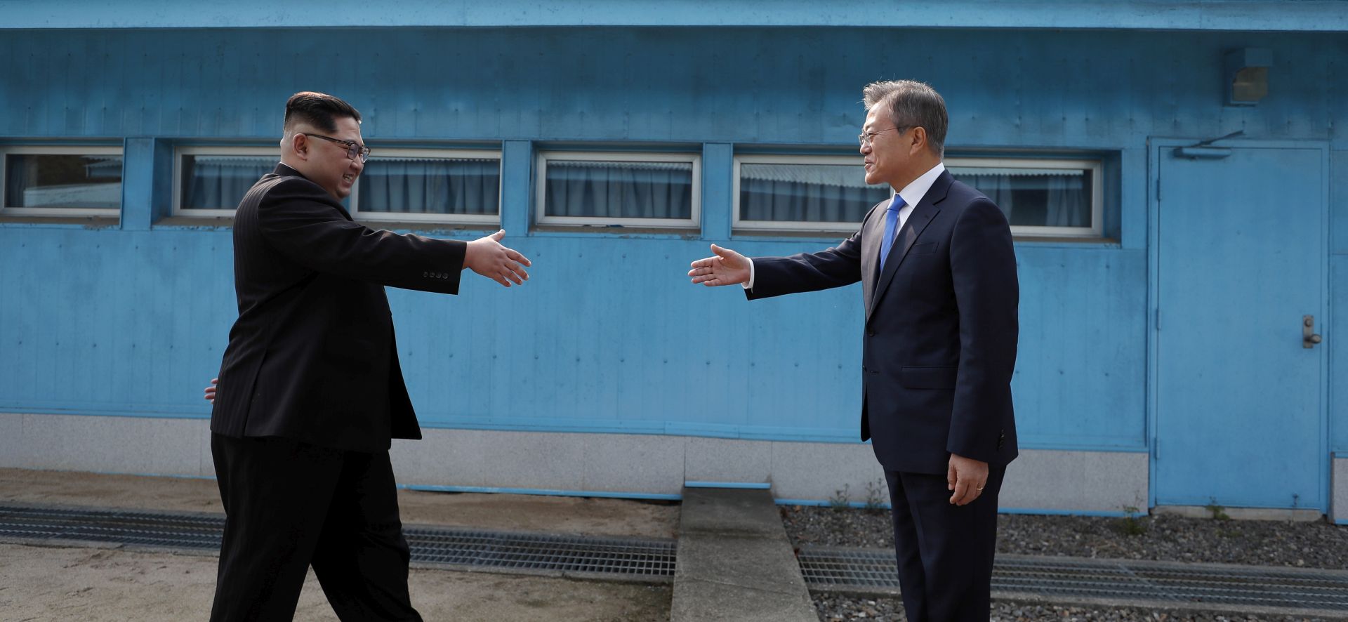 epa08095883 PICTURES OF THE DECADE 

North Korean leader Kim Jong-un (L) shakes hands with South Korean President Moon Jae-in (R) between the military demarcation line (MDL), at the Joint Security Area (JSA) on the Demilitarized Zone (DMZ) in the border village of Panmunjom in Paju, South Korea, 27 April 2018.  EPA/KOREA SUMMIT PRESS POOL *** Local Caption *** 54292497