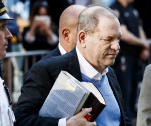 epa08095885 PICTURES OF THE DECADE 

Former movie producer Harvey Weinstein arrives at a New York City police department precinct to turn himself in to face multiple charges related to allegations of sexual assault in New York, New York, USA, 25 May 2018.  EPA/JUSTIN LANE *** Local Caption *** 54362709