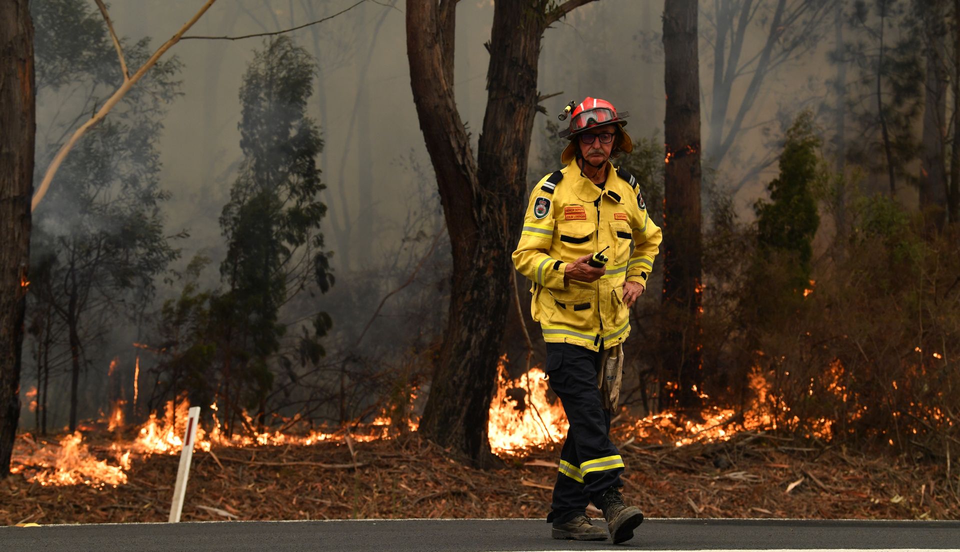 epa08103583 A firefighter works to contain a small bushfire, which closed the Princes Highway, near Ulladulla, Australia, 05 January 2020. According to media reports, at least 1,200 homes in Victoria and New South Wales have been destroyed by fires this season, at least 18 people have died, and more than 5.9 million hectares have been burnt.  EPA/DEAN LEWINS  AUSTRALIA AND NEW ZEALAND OUT