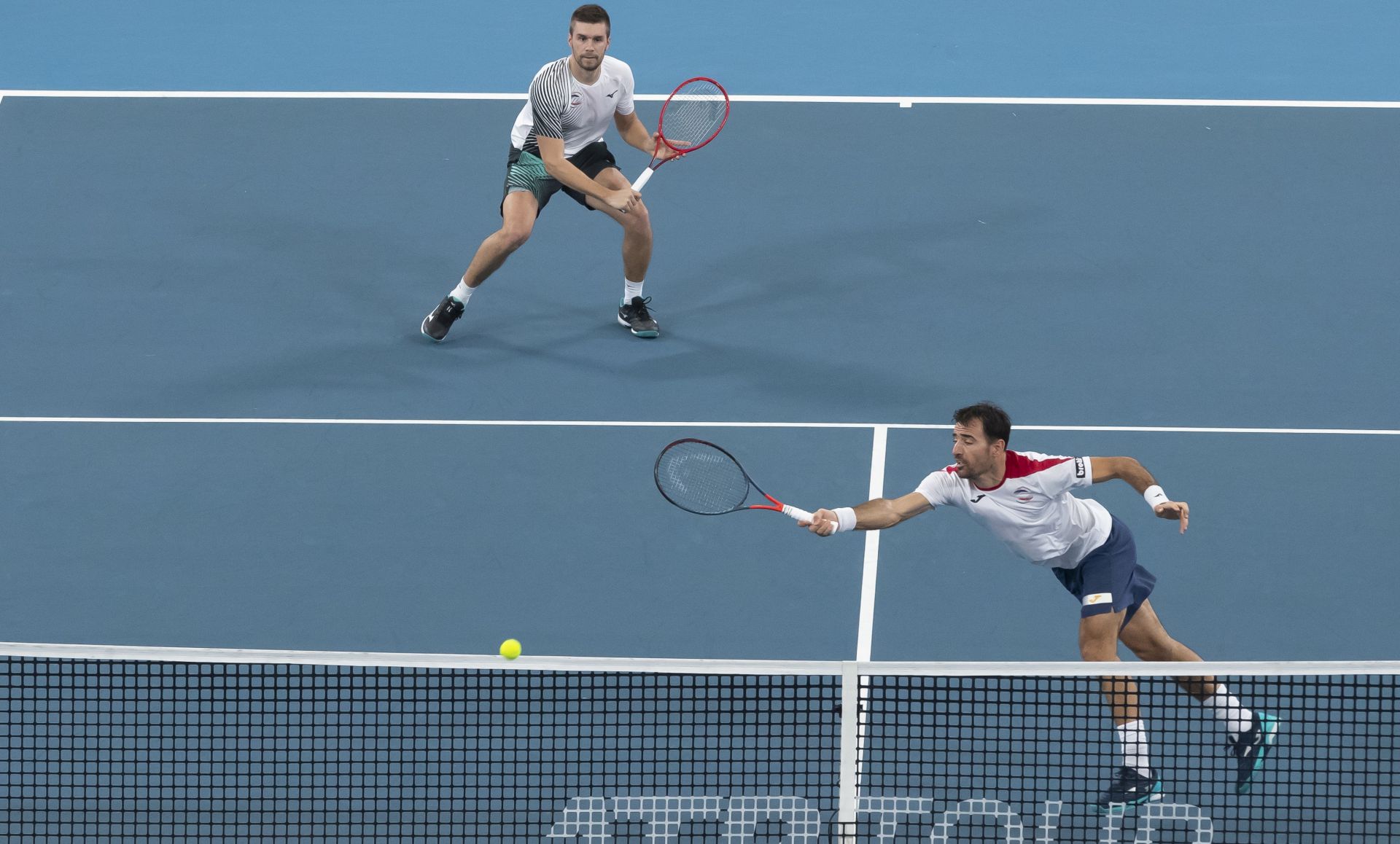 epa08106637 Ivan Dodig (R) and Nikola Mektic (L) of Croatia in action against Poland during the doubles match on day four of the ATP Cup tennis tournament at Ken Rosewall Arena in Sydney, Australia, 06 January 2020.  EPA/CRAIG GOLDING AUSTRALIA AND NEW ZEALAND OUT  EDITORIAL USE ONLY