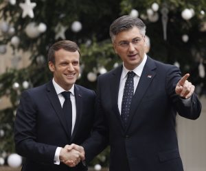 epa08110116 French President Emmanuel Macron (L) greets Croatian Prime Minister Andrej Plenkovic (R) upon his arrival at the Elysee Palace in Paris, France, 07 January 2020.  EPA/YOAN VALAT