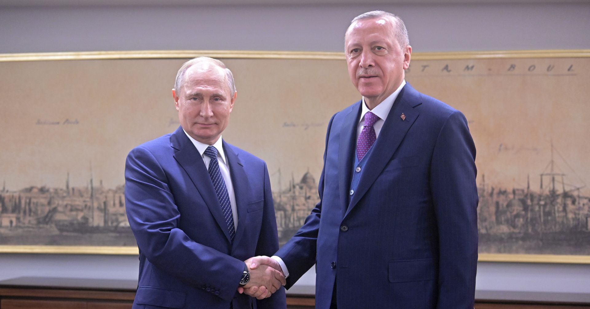 epa08112213 Russian President Vladimir Putin (L) shakes hands with Turkish President Recep Tayyip Erdogan during their meeting in Istanbul, Turkey, 08 January 2020.