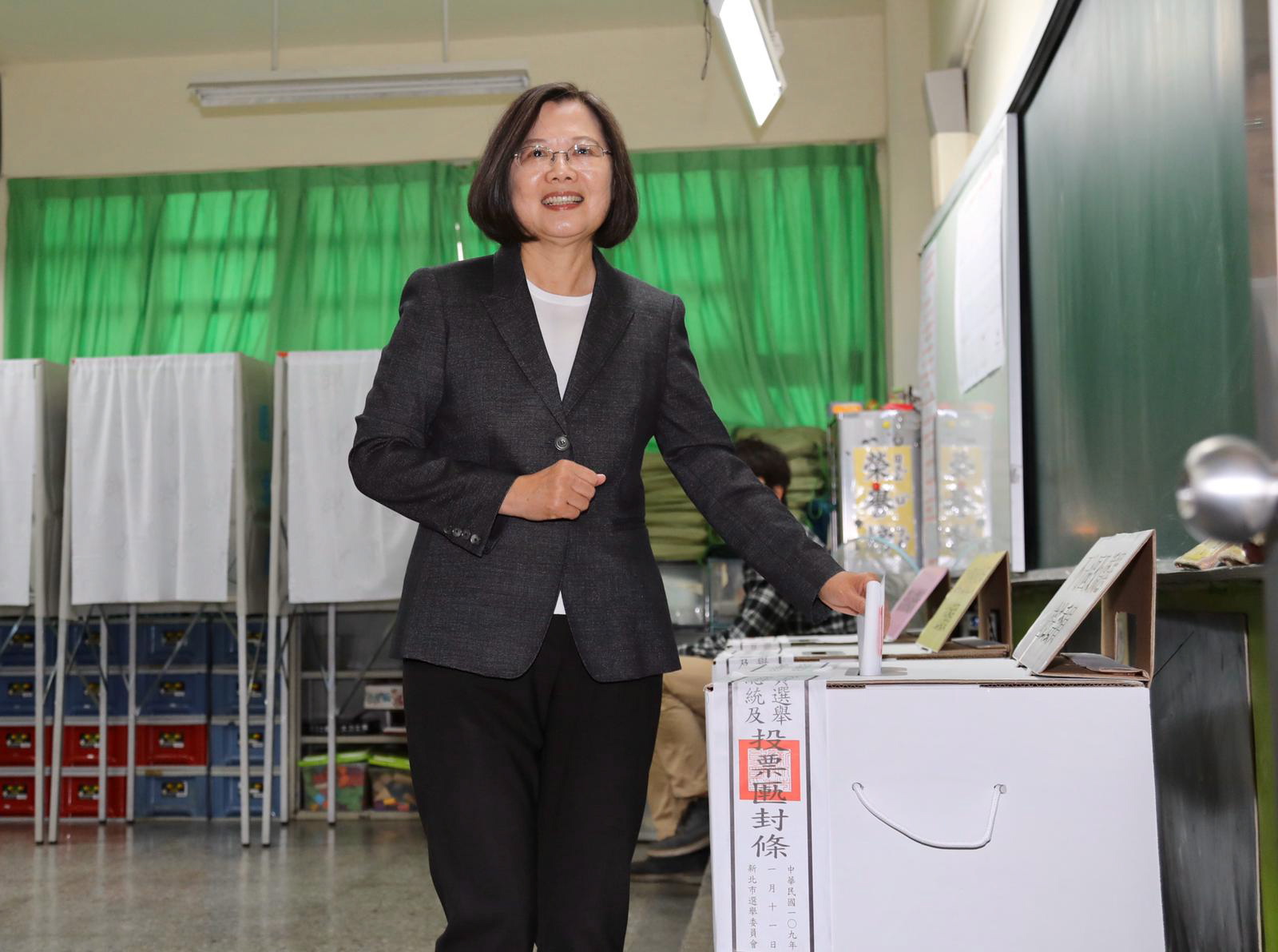 epa08118349 Taiwan President Tsai Ing-wen casts her ballot at a polling station in Taipei, Taiwan, 11 January 2020. Taiwan holds its presidential election on 11 January 2020 where President Tsai, from the separatist ruling Democratic Progressive Party, is seeking a second four-year term against Kaohsiung city Mayor Han Kuo-yu, from Taiwan's China-friendly opposition party Kuomintang (KMT).  EPA/ZHANG HAO-AN POOL / POOL