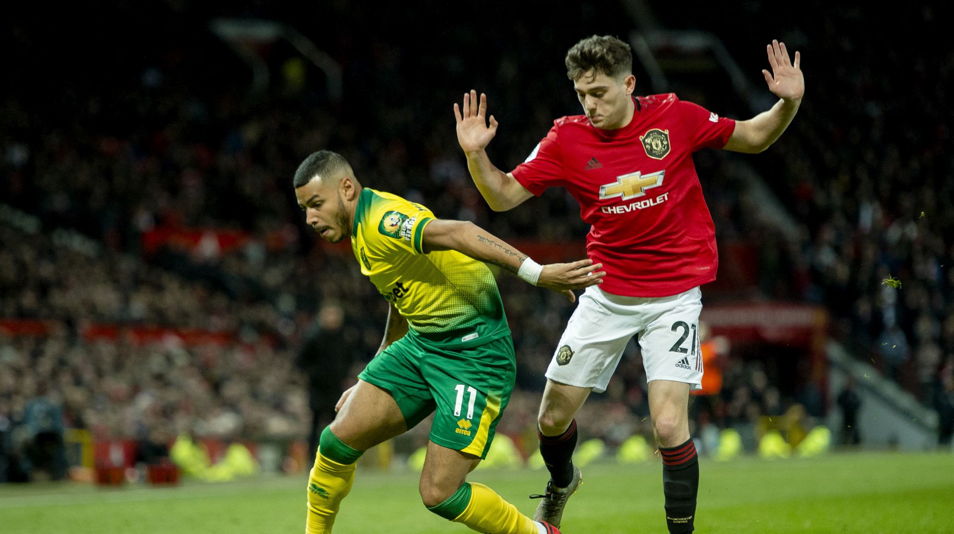 epa08120128 Norwich's Onel Hernandez (L) in action with Manchester United's Daniel James (R) during the English Premier League soccer match between Manchester United and Norwich City at Old Trafford, Manchester, Britain, 11 January 2020.  EPA/PETER POWELL EDITORIAL USE ONLY. No use with unauthorized audio, video, data, fixture lists, club/league logos or 'live' services. Online in-match use limited to 120 images, no video emulation. No use in betting, games or single club/league/player publications.