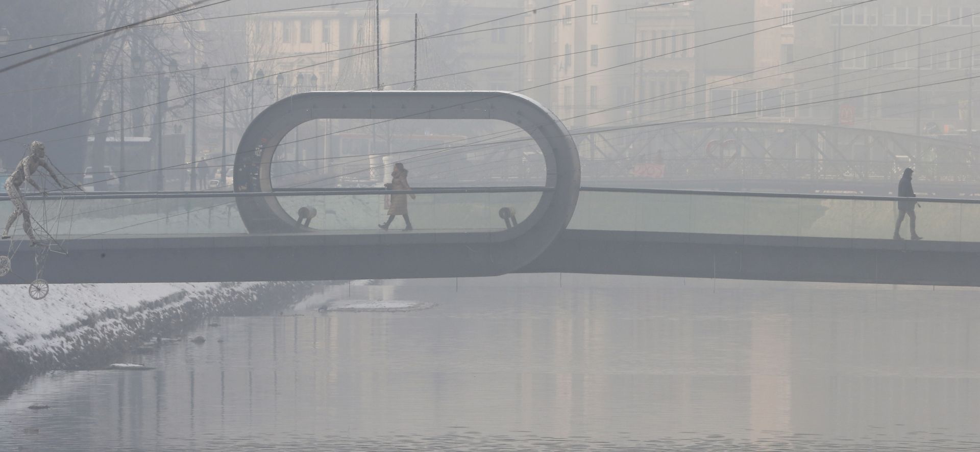 epa08116705 A general view show people crossing a bridge under a heavy fog in the city of Sarajevo, Bosnia and Herzegovina, 10 January 2020. According to reports, residents were recommended to reduce traffic on the roads. With 400 AQI (air quality index), Sarajevo today is one of the most polluted cities in the world.  EPA/FEHIM DEMIR