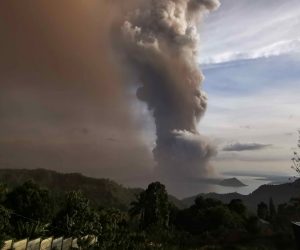 epa08121814 An ash column from erupting Taal Volcano looms over Tagaytay city, Philippines, 12 January 2020. According to media reports, evacuations are underway as the volcano spewed ash as high as 100 meters into the sky.  EPA/FRANCIS R. MALASIG