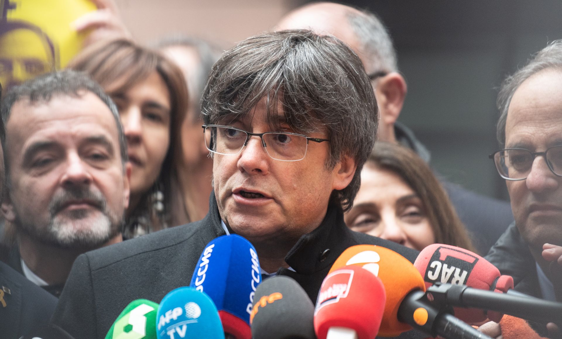 epa08124941 Former member of the Catalan government Carles Puigdemont (C) speaks to journalists before his first plenary session as members of the European Parliament in Strasbourg, France, 13 January 2020.  EPA/PATRICK SEEGER