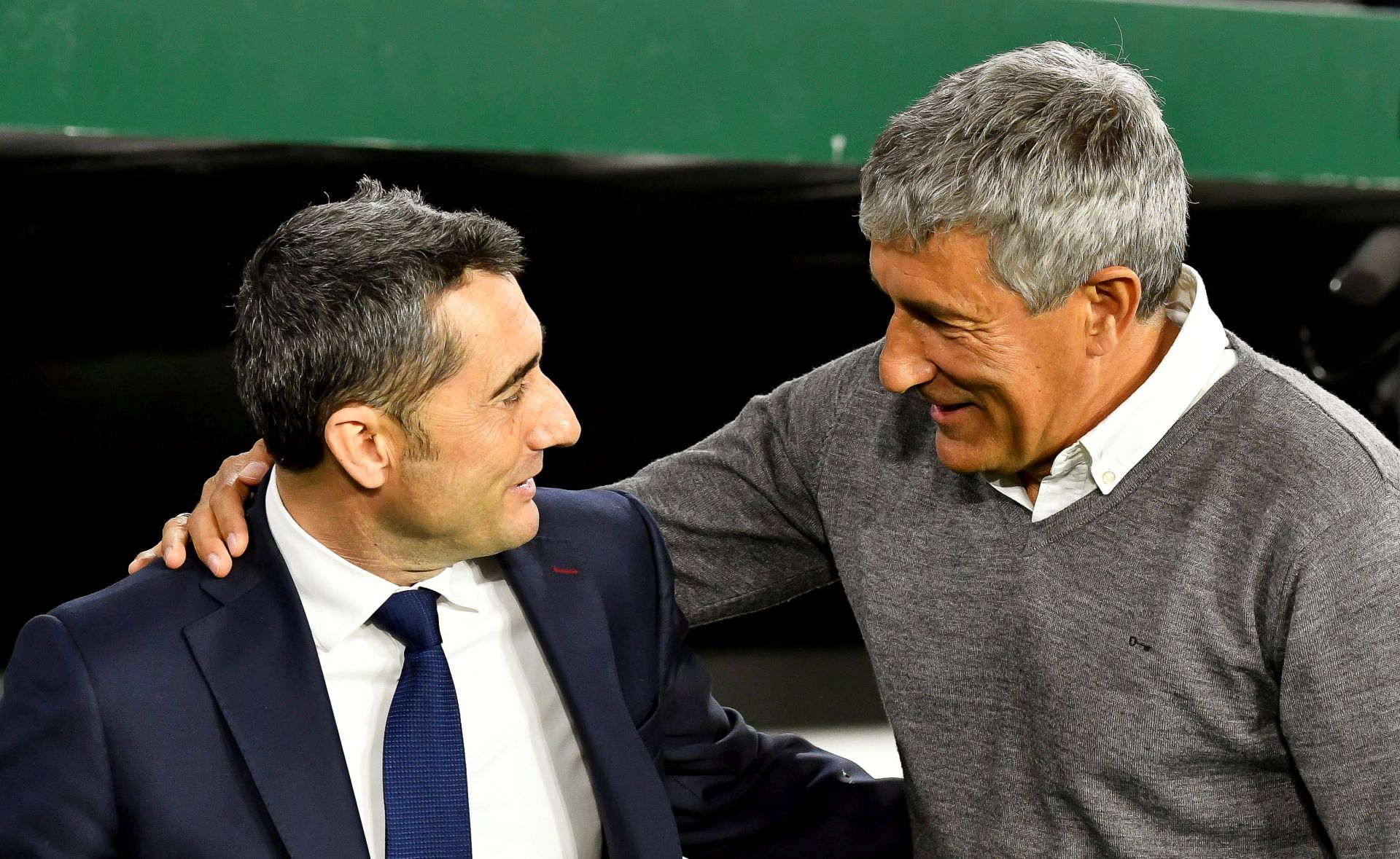 epa08125953 (FILE) - FC Barcelona's head coach Ernesto Valverde (L) greets Betis' coach Quique Setien (R) prior to the Spanish La Liga soccer match between Real Betis and FC Barcelona in Seville, Spain, 17 March 2019 (reissued 13 January 2020). The Spanish soccer club FC Barcelona on 13 January 2020 announced they have sacked head coach Ernesto Valverde, and will replace him with Quique Setien.  EPA/RAUL CARO *** Local Caption *** 55063379
