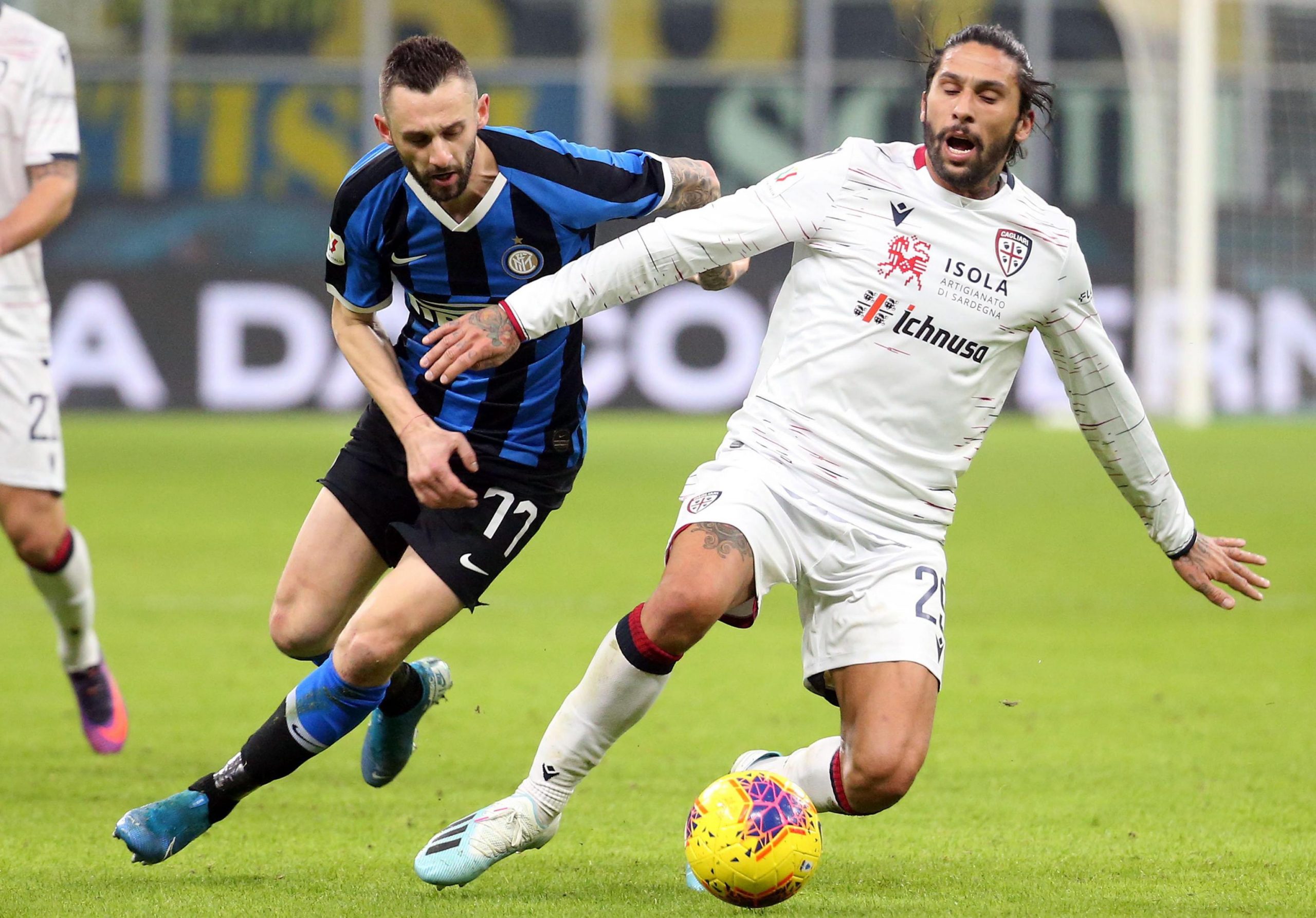 epa08128587 Inter's Marcelo Brozovic (L) and Cagliari's Lucas Castro in action during the Italy Cup round of 16 soccer match FC Inter vs Cagliari Calcio at the Giuseppe Meazza stadium in Milan, Italy, 14 January 2020.  EPA/MATTEO BAZZI