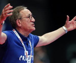 epa08133842 Head coach of Croatia Lino Cervar reacts during the EHF Handball Men European Championship main round match between Croatia and Austria in Vienna, Austria, 16 January 2020.  EPA/VALDRIN XHEMAJ