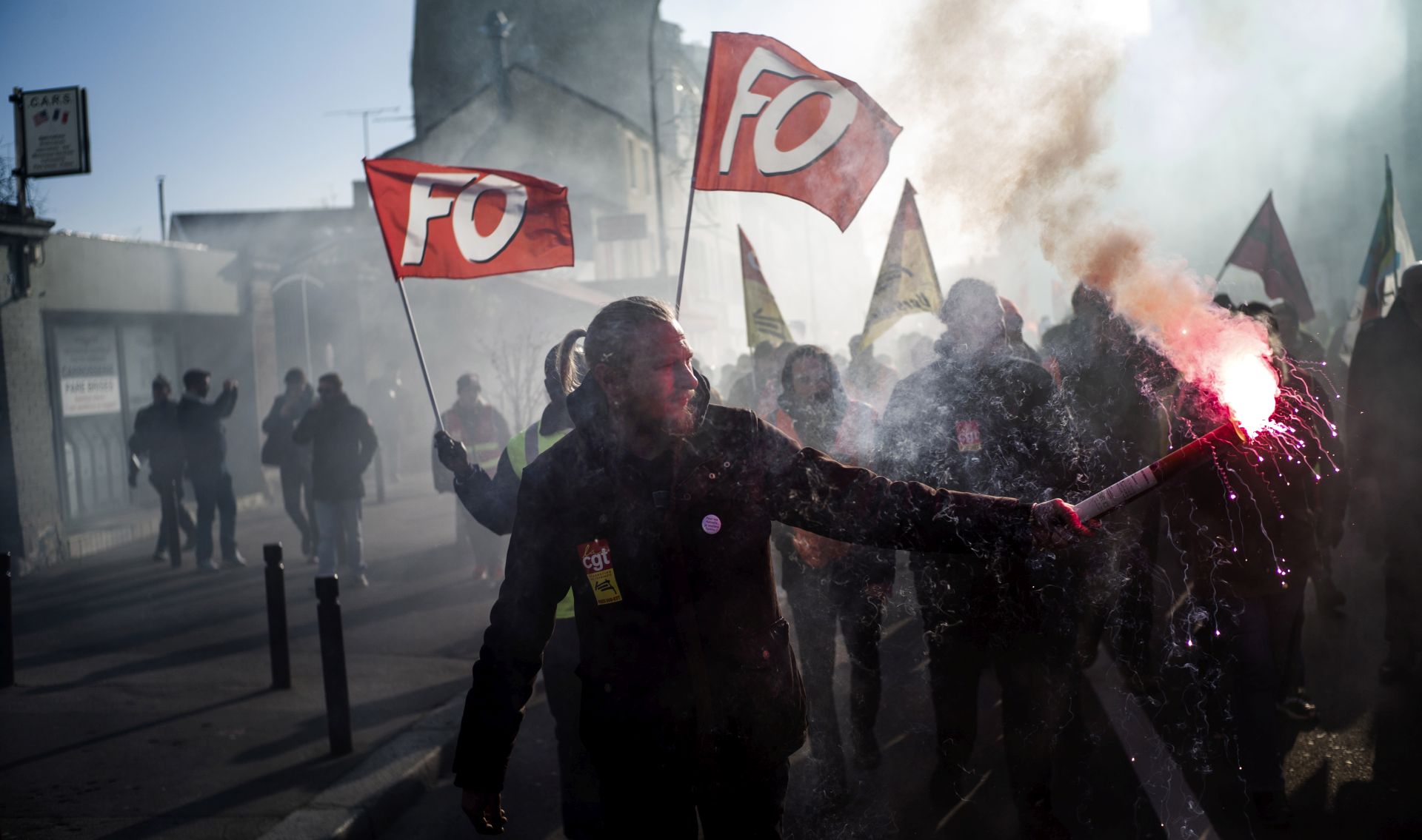 epa08144348 Protesters participate in a demonstration against pension reforms in Versailles, outside Paris, France, 27 February 2019. Unions representing railway and transport workers and many others in the public sector keep protesting against French government's reform of the pension system, as President Macron meets with businessmen during the Choose France summit in Versailles.  EPA/YOAN VALAT