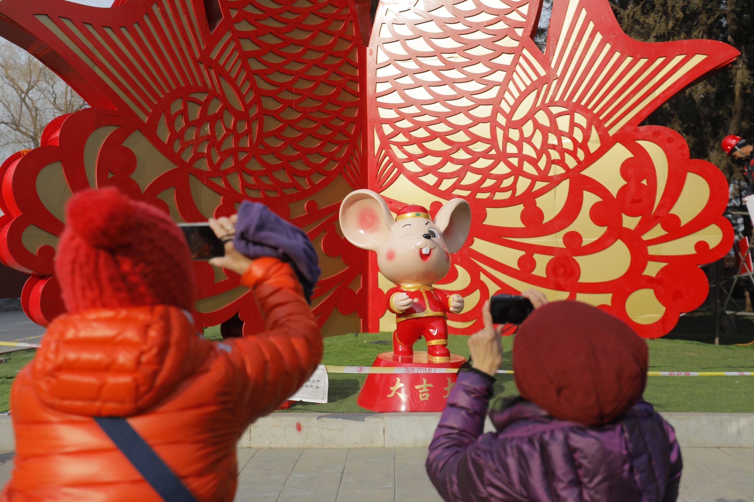 epa08146462 People take photos of a rat sculpture ahead of the upcoming Chinese Lunar New Year at Ditan Park in Beijing, China, 21 January 2020. The Lunar New Year, also known as Spring Festival in China, falls on 25 January 2020, marking the beginning of the Year of the Rat.  EPA/WU HONG