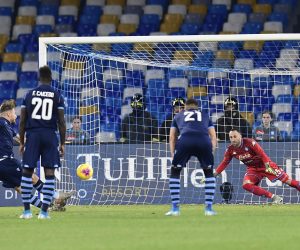 epa08148580 Lazio's Ciro Immobile (L) misses a penalty during the Italy Cup quarter finals soccer match SSC Napoli vs SS Lazio at the San Paolo stadium in Naples, Italy, 21 January 2020.  EPA/CIRO FUSCO HUNGARY OUT