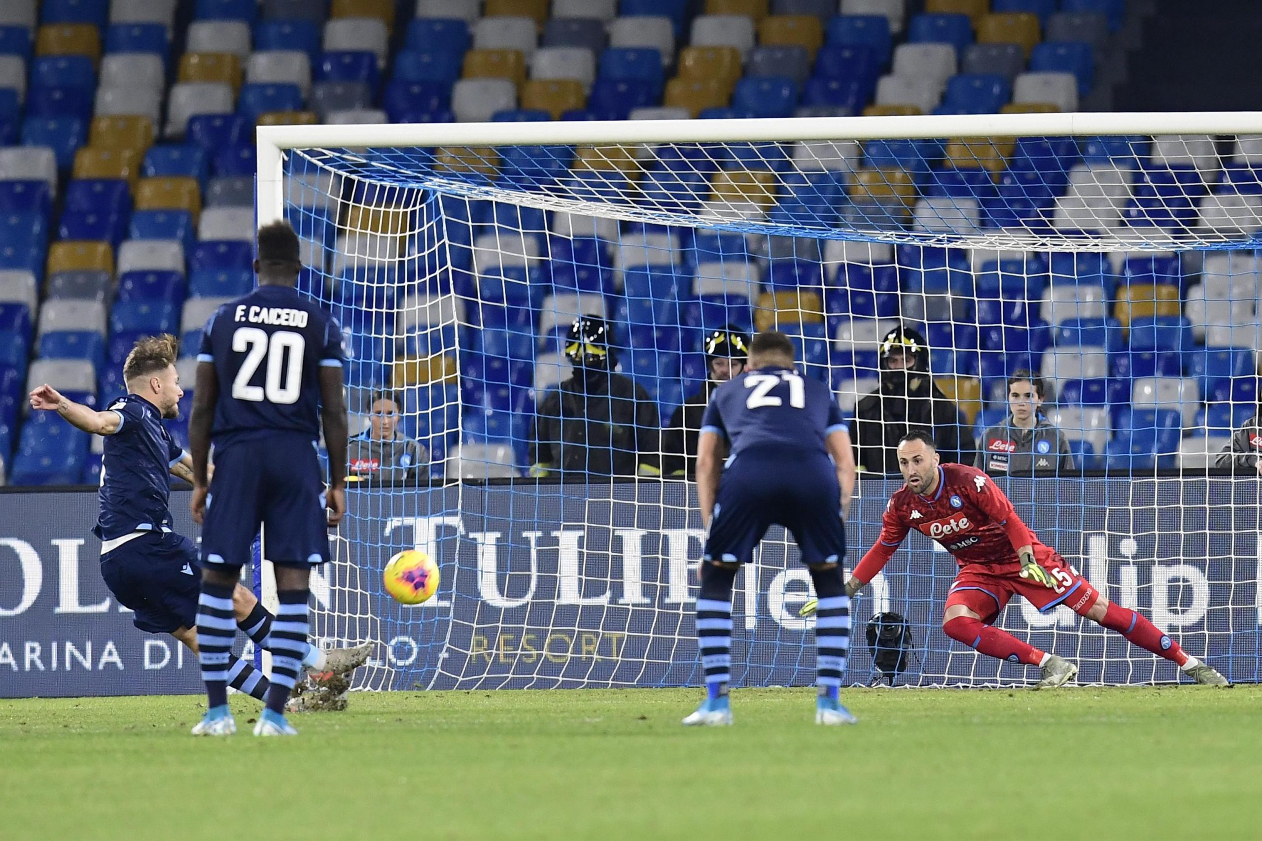epa08148580 Lazio's Ciro Immobile (L) misses a penalty during the Italy Cup quarter finals soccer match SSC Napoli vs SS Lazio at the San Paolo stadium in Naples, Italy, 21 January 2020.  EPA/CIRO FUSCO HUNGARY OUT