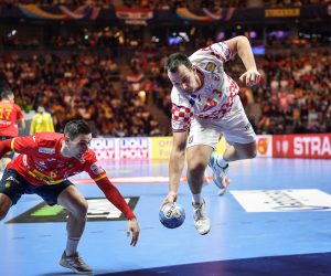 epa08167406 Spain's Angel Fernandez Perez (L) in action against Croatia's Marino Maric (R) during the Men's European Handball Championship final match between Spain and Croatia in Stockholm, Sweden, 26 January 2020.  EPA/ANDERS WIKLUND  SWEDEN OUT