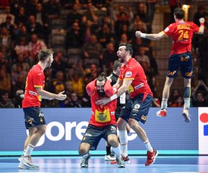 epa08167563 Spanish players celebrate after winning the Men's European Handball Championship final match between Spain and Croatia in Stockholm, Sweden, 26 January 2020.  EPA/ANDERS WIKLUND  SWEDEN OUT