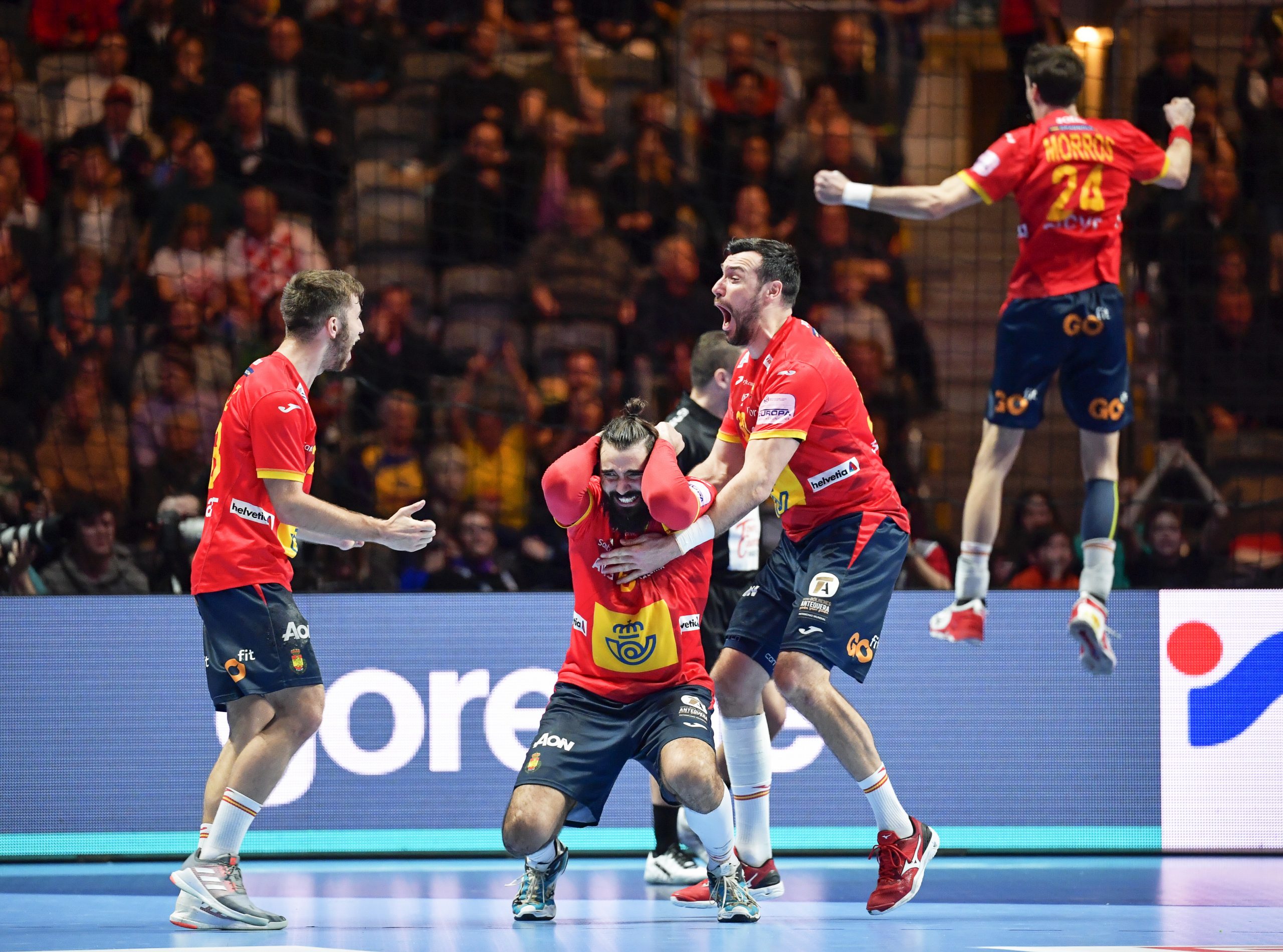 epa08167563 Spanish players celebrate after winning the Men's European Handball Championship final match between Spain and Croatia in Stockholm, Sweden, 26 January 2020.  EPA/ANDERS WIKLUND  SWEDEN OUT