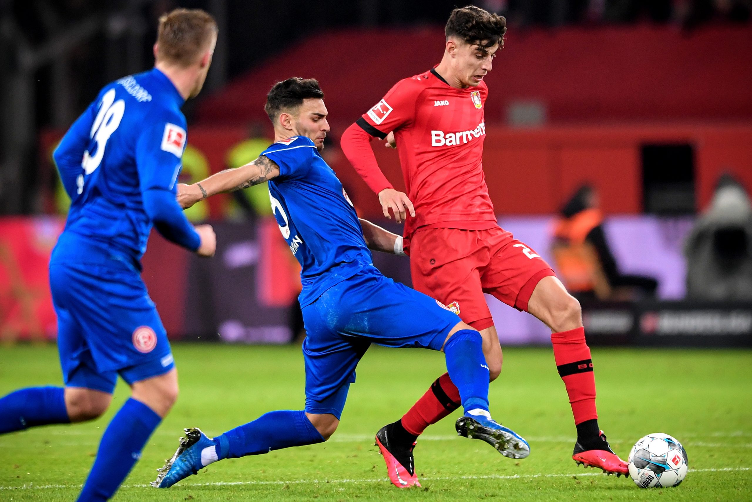 epa08167600 Duesseldorf's Kaan Ayhan (C) in action against Leverkusen's Kai Havertz (R) during the German Bundesliga soccer match between Bayer Leverkusen and Fortuna Duesseldorf at BayArena in Leverkusen, Germany, 26 January 2020.  EPA/SASCHA STEINBACH CONDITIONS - ATTENTION: The DFL regulations prohibit any use of photographs as image sequences and/or quasi-video.