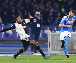 epa08167862 Napoli's Elseid Hysaj (R) in action against Juventus' Alex Sandro (L) during the Italian Serie A soccer match between SSC Napoli and Juventus FC at San Paolo stadium in Naples, Italy, 26 January 2020.  EPA/CIRO FUSCO
