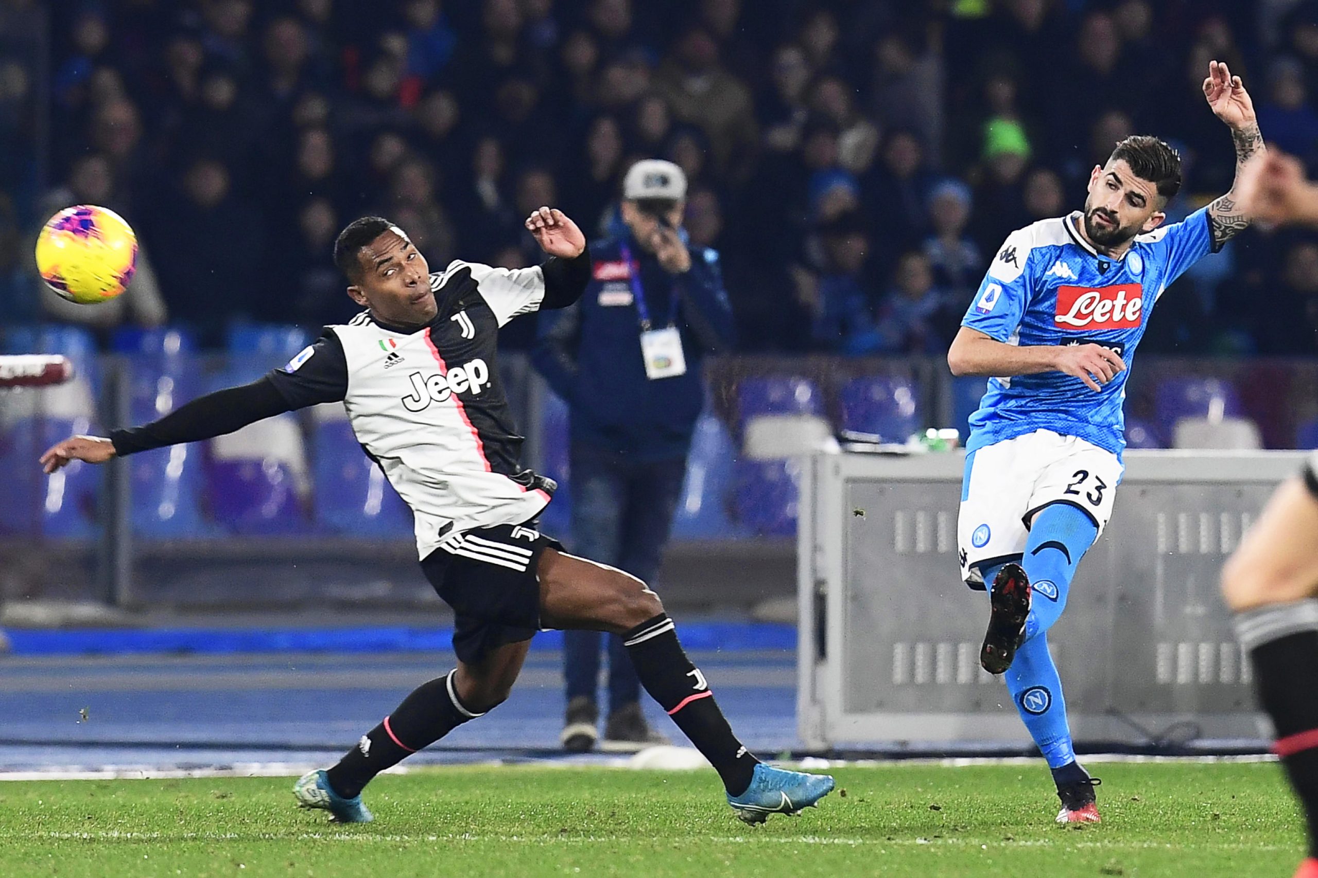 epa08167862 Napoli's Elseid Hysaj (R) in action against Juventus' Alex Sandro (L) during the Italian Serie A soccer match between SSC Napoli and Juventus FC at San Paolo stadium in Naples, Italy, 26 January 2020.  EPA/CIRO FUSCO
