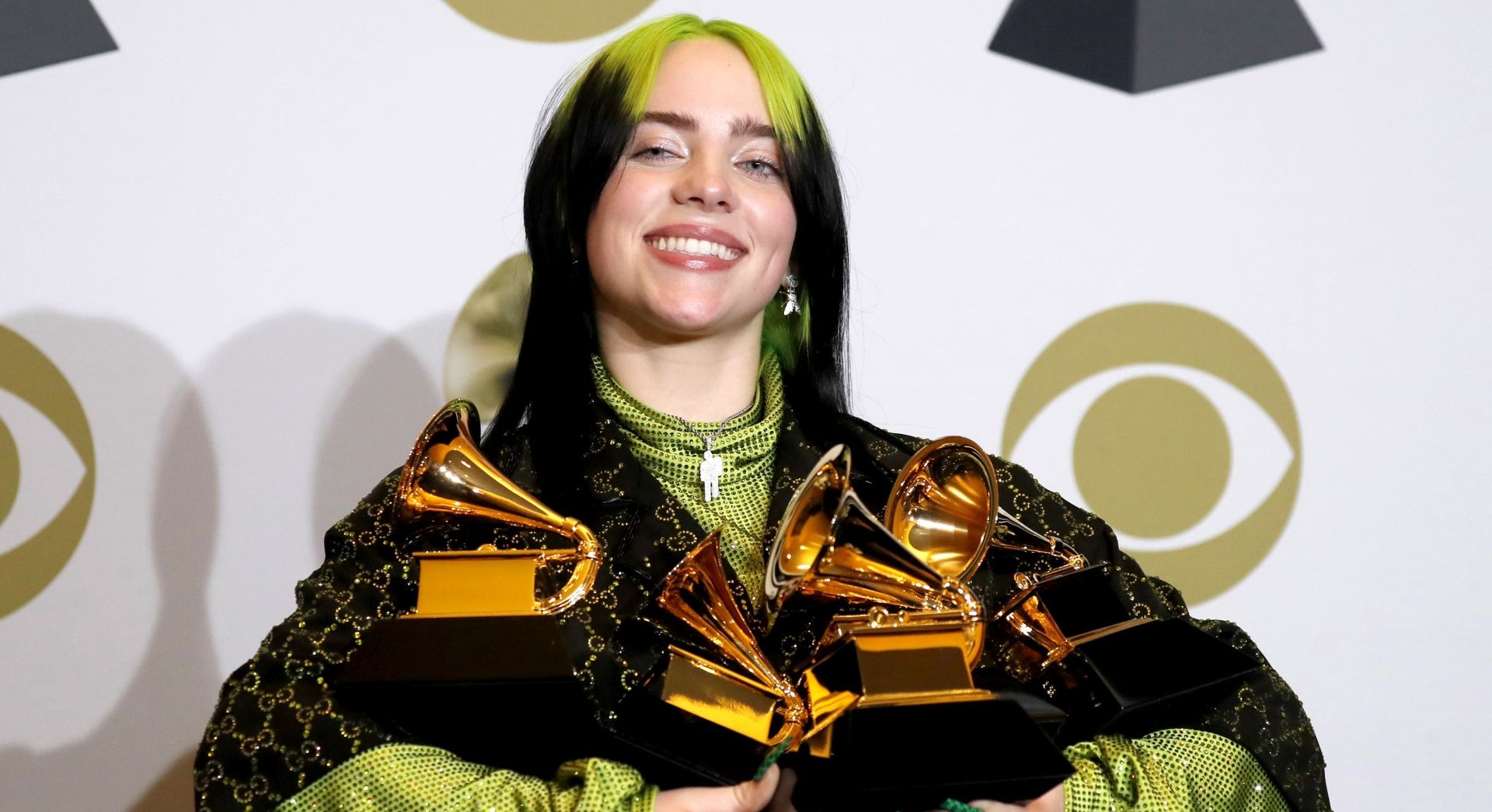 epaselect epa08169093 Billie Eilish poses in the press room with the Grammy for Best Pop Vocal Album, Best New Artist, Song of the Year, Album of the Year, and Record of the Year during the 62nd annual Grammy Awards ceremony at the Staples Center in Los Angeles, California, USA, 26 January 2020.  EPA/DAVID SWANSON