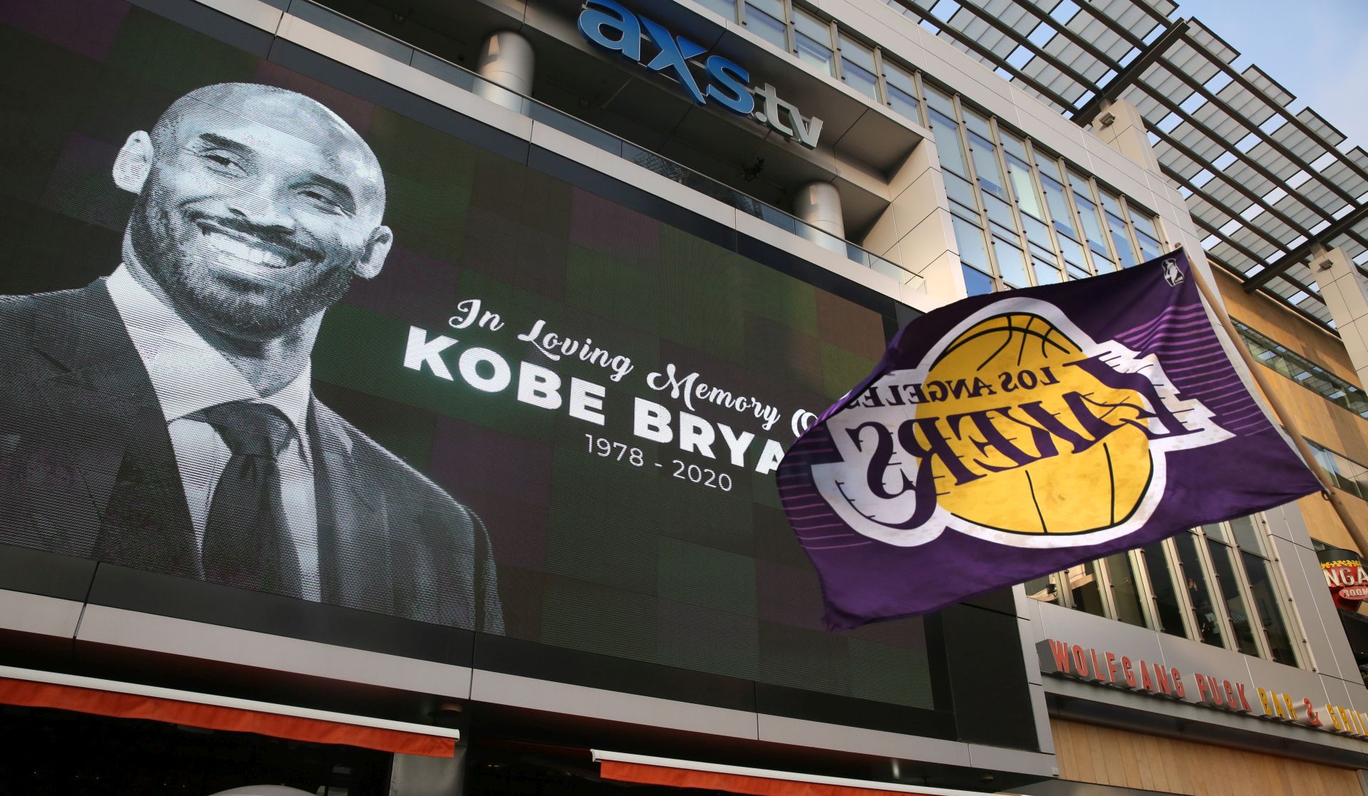 epa08168968 Fans of late Los Angeles Lakers guard Kobe Bryant gather at the LA Live entertainment complex across the street from the Staples Center, home of the Los Angeles Lakers, in Los Angeles, California, USA, 26 January 2020. According to media reports, former NBA basketball player Kobe Bryant died in a helicopter crash in Calabasas, California, USA on 26 January 2020. He was 41.  EPA/ADAM S DAVIS