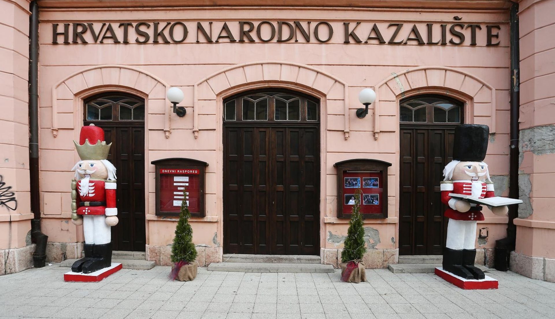 04.12.2017., Osijek - Dvije dvometarske skulpture Orasara ispred zgrade HNK-a privukle paznju prolaznika.
Photo: Davor Javorovic/PIXSELL