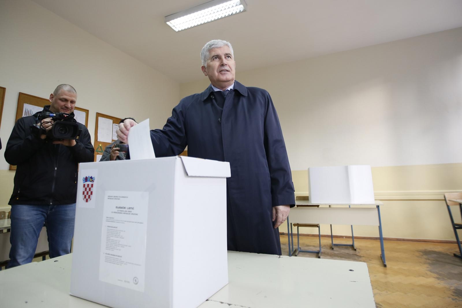05.01.2020., Mostar - Dragan Covic u pratnji supruge glasovao u drugom krugu predsjednickih izbora 
Photo: Denis Kapetanovic/PIXSELL