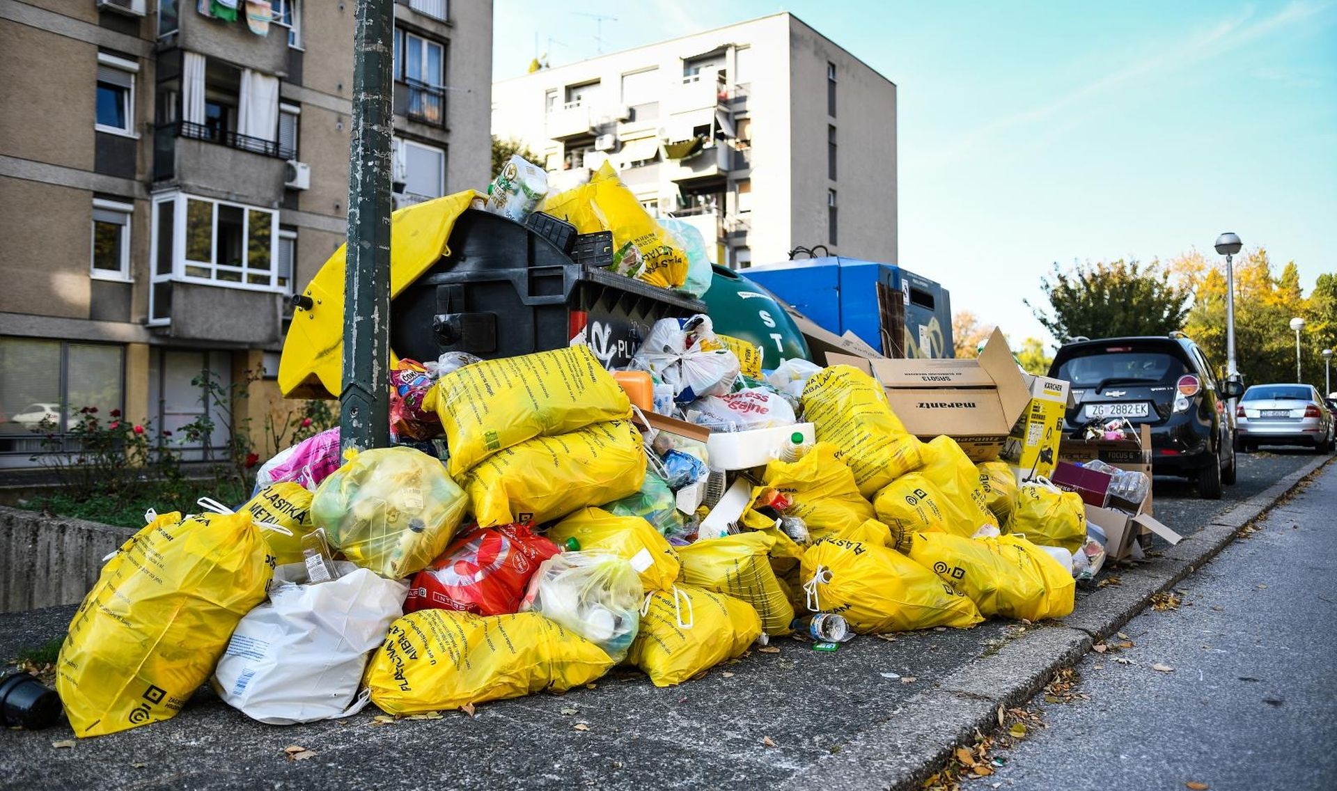21.10.2019., Zagreb - Uobicajena slika zagrebackih kvartova zatrpanih smecem, dok se odvoz otpada i dalje obavlja 2 puta umjesto donedavnih 3 puta tjedno. Photo: Zoe Sarlija/PIXSELL