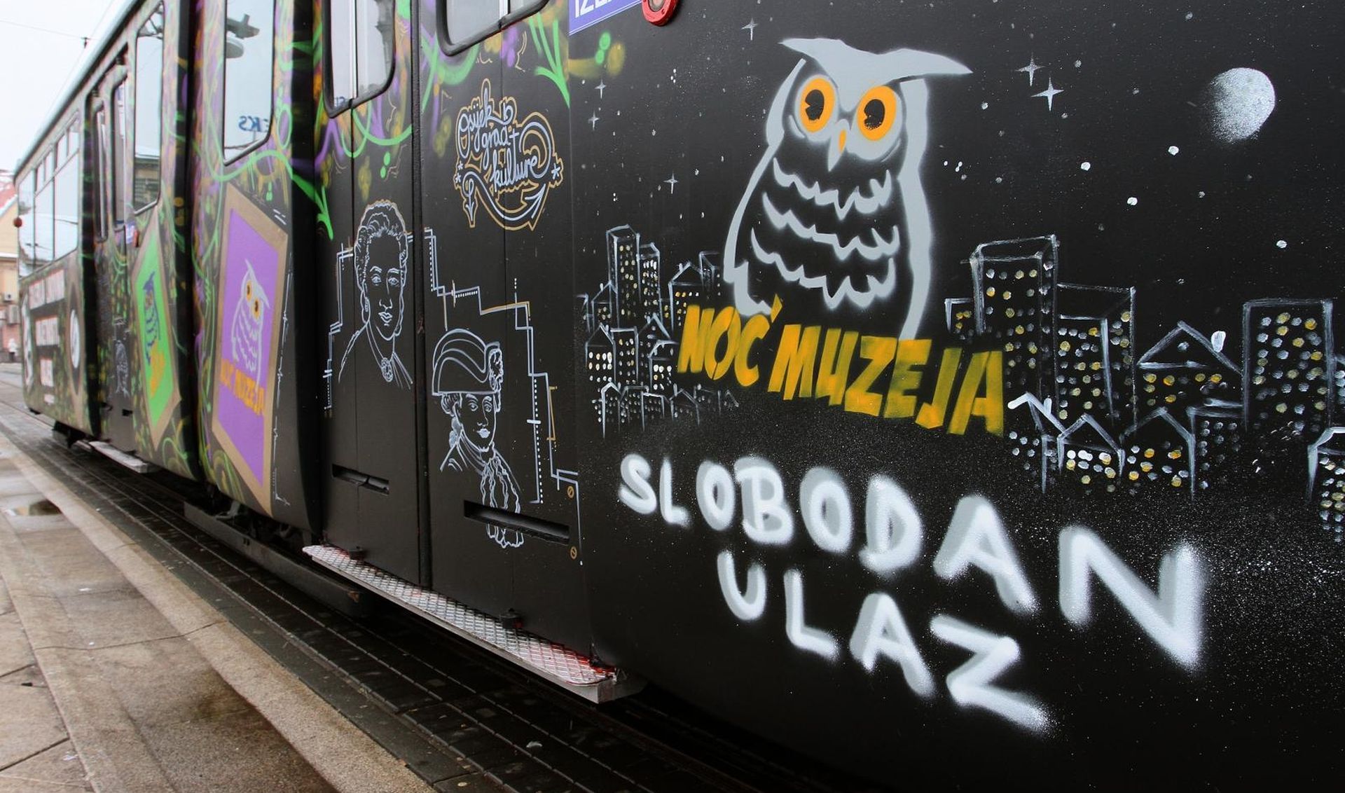 25.01.2013., Osijek - Slavonski biennale u pokretu, gradski tramvaj oslikan grafitima povodom noci muzeja. 
Photo: Marko Mrkonjic/PIXSELL
