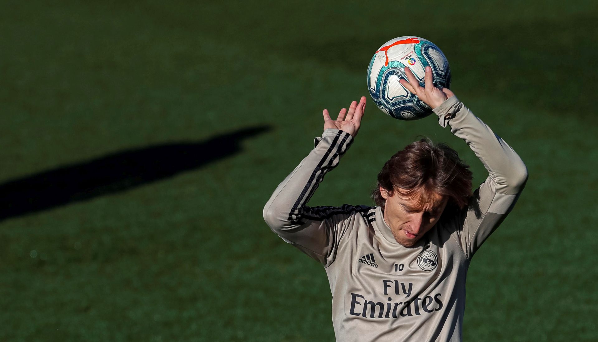 epa08181504 Real Madrid's Luka Modric attends the team's training session in Madrid, Spain, 31 January 2020. Real Madrid will be facing Atletico Madrid in a Spanis Primera Division LaLiga soccer match on 01 February 2020.  EPA/Emilio Naranjo