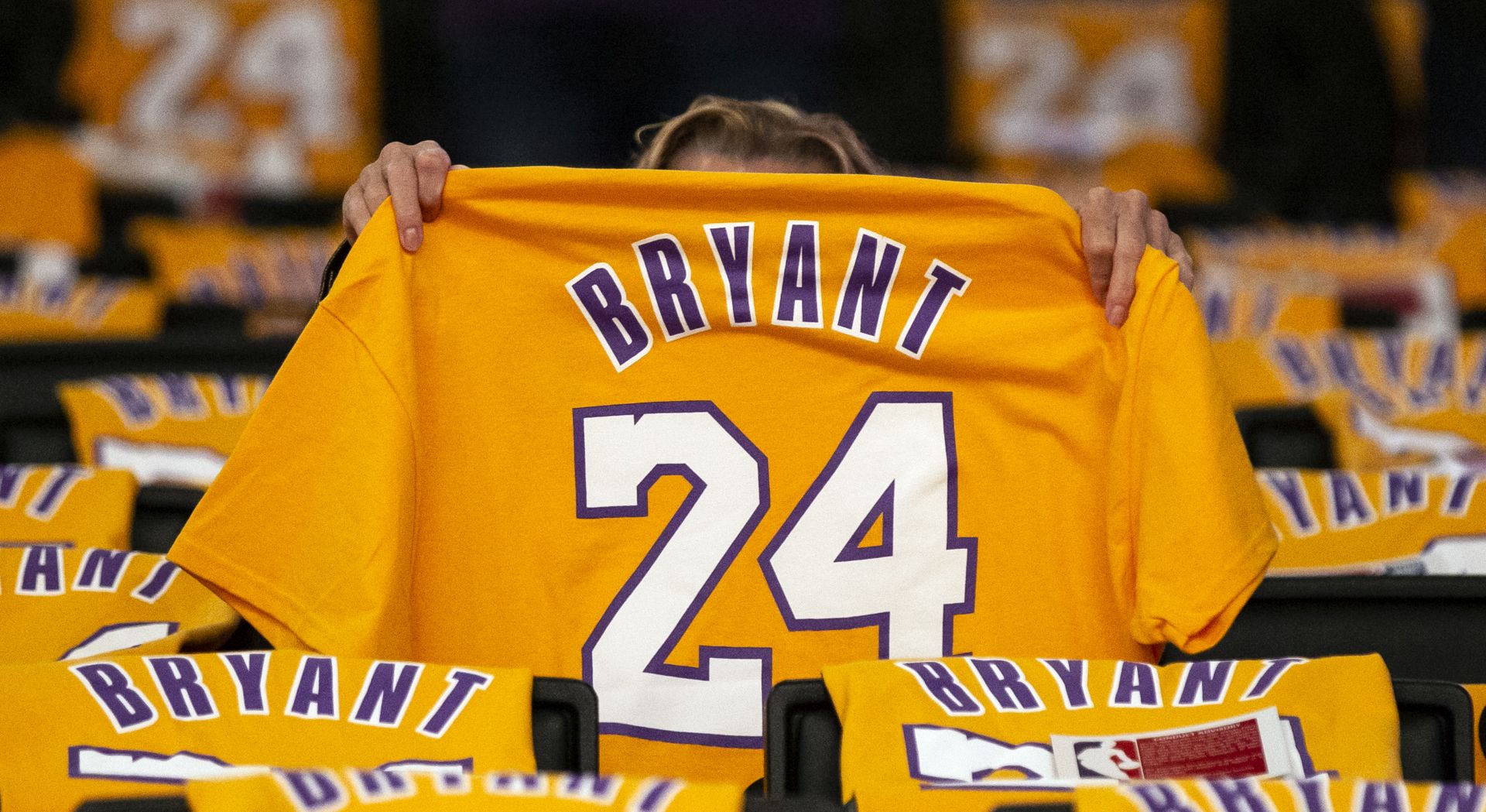 epaselect epa08183492 A woman looks at a late former Los Angeles Lakers Kobe Bryant t-shirt prior to the match between the Portland Trail Blazers and the Los Angeles Lakers at the Staples Center in Los Angeles, California, USA, 31 January 2020. Retired Los Angeles Lakers player Kobe Bryant died in a helicopter crash on 26 January 2020. Thousands of Kobe Bryant jerseys were displayed on the spectators seats as a gift.  EPA/ETIENNE LAURENT SHUTTERSTOCK OUT
