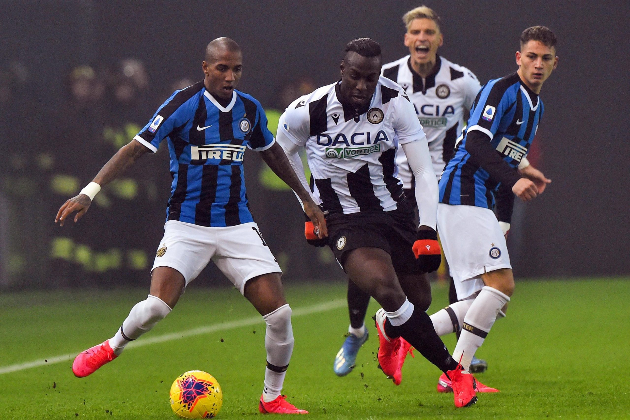 epa08188920 Inter's Ashley Young (L) fights for the ball with Udinese's Stefano Okaka (C) during the Italian Serie A soccer match Udinese Calcio vs FC Inter at the Friuli - Dacia Arena stadium in Udine, Italy, 02 February 2020.  EPA/FRANCO DEBERNARDI