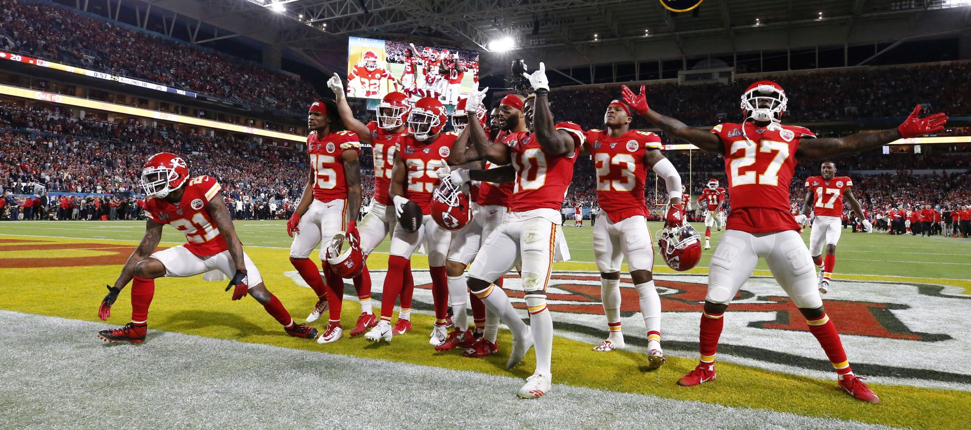 epa08189605 Kansas City Chiefs players celebrate an interception in the final minutes against the San Francisco 49ers shortly before winning the National Football League Super Bowl LIV at Hard Rock Stadium in Miami Gardens, Florida, USA, 02 February 2020.  EPA/LARRY W. SMITH