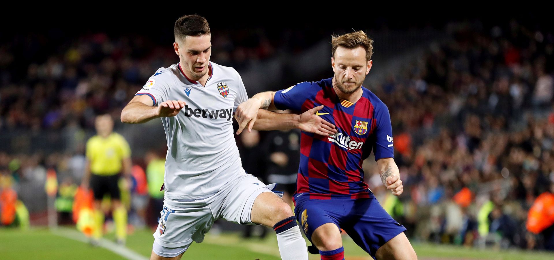 epa08189107 FC Barcelona's Ivan Rakitic (R) duels for the ball with UD Levante's Nikola Vukcevic during the Spanish LaLiga soccer match between FC Barcelona and UD Levante played at the Camp Nou stadium in Barcelona, Spain, 02 February 2020.  EPA/Alberto Estevez
