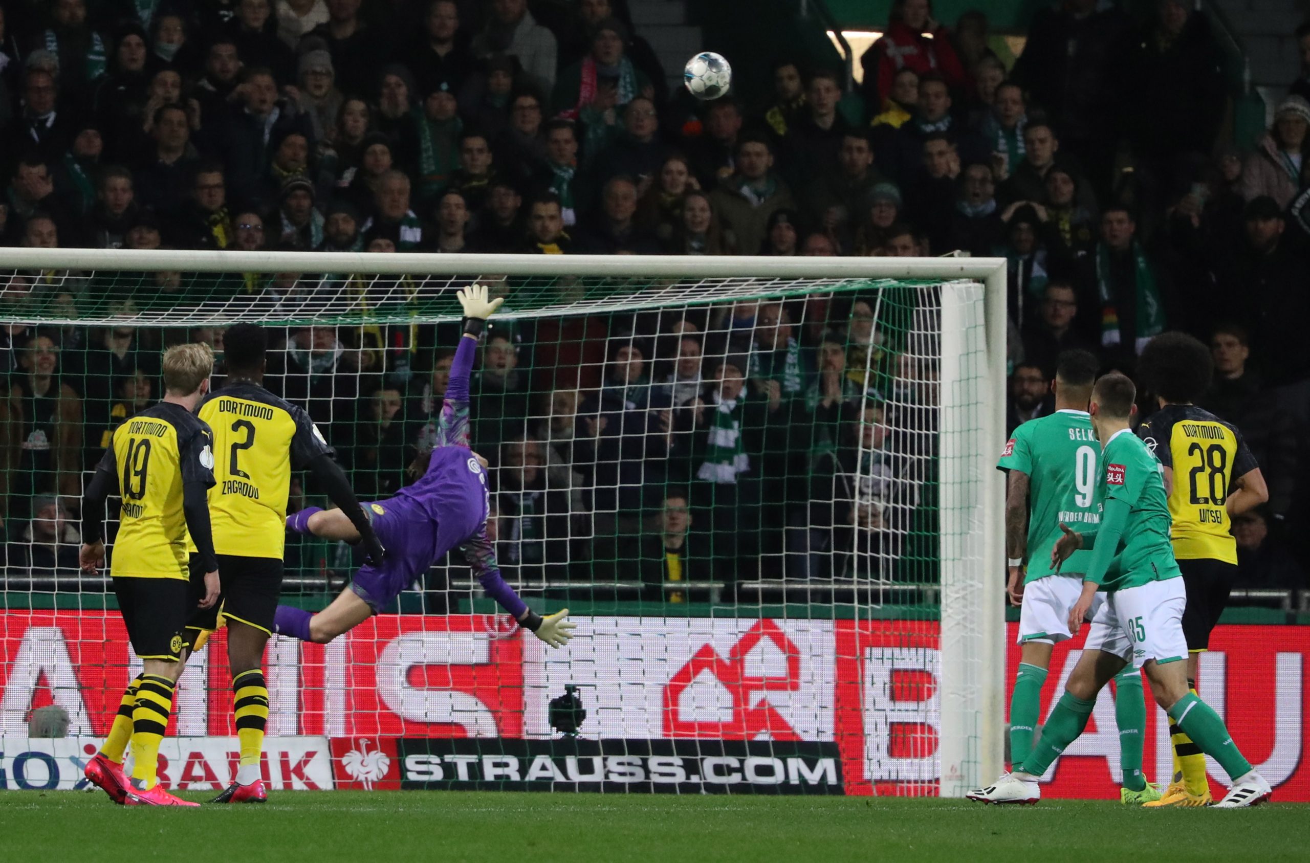 epa08192940 Dortmund's goalkeeper Marwin Hits in action during the German DFB cup third round soccer match between SV Werder Bremen and Borussia Dortmund in Bremen, Germany, 04 February 2020.  EPA/FOCKE STRANGMANN CONDITIONS - ATTENTION: The DFB regulations prohibit any use of photographs as image sequences and/or quasi-video.