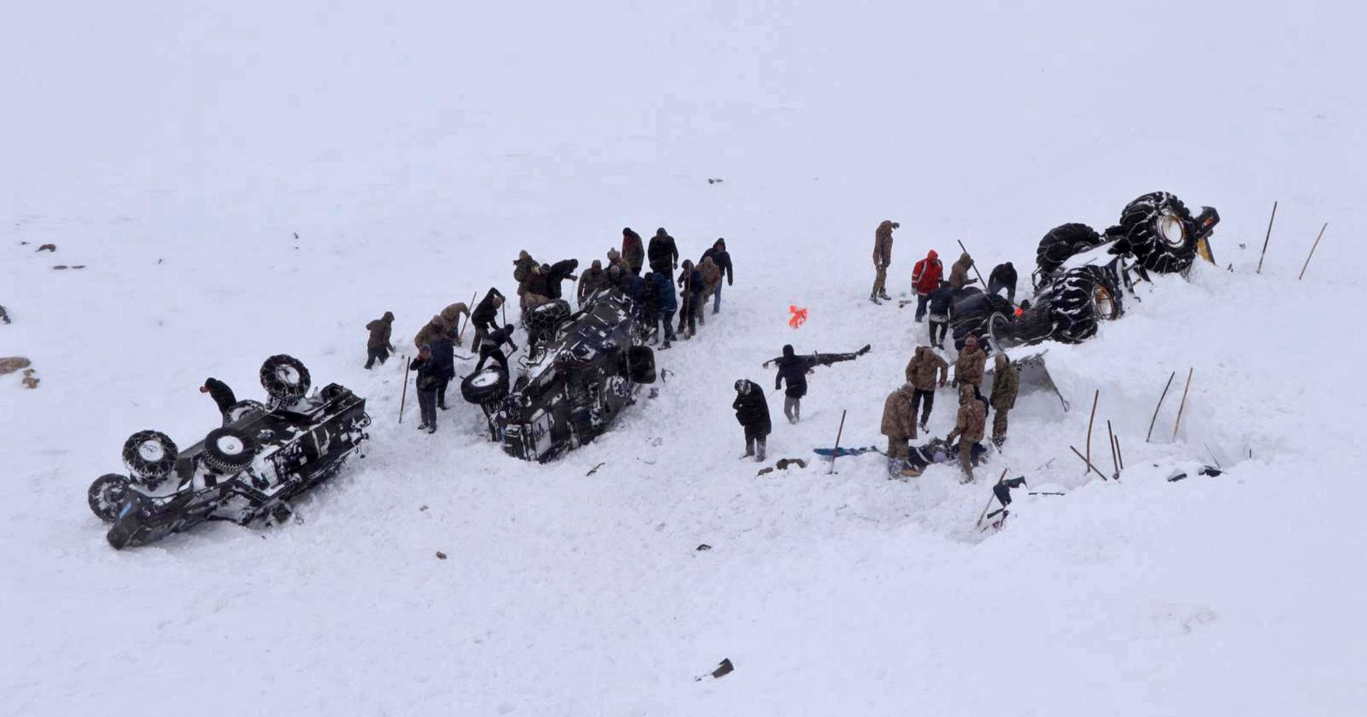 epa08194650 Turkish soldiers and rescue workers try to rescue people after double avalanche at Bahcesaray district in Van city, east of Turkey 05 February 2020. Twenty-one people have been killed and thirty others wounded after two avalanches in Turkey. Rescuers went after theye were called out initially after two people and a minibus were buried under the snow in Bahcesaray district and during the rescue attempt a second avalanche buried more than 50 members of the search and rescue team.  EPA/DHA AGENCY TURKEY OUT
