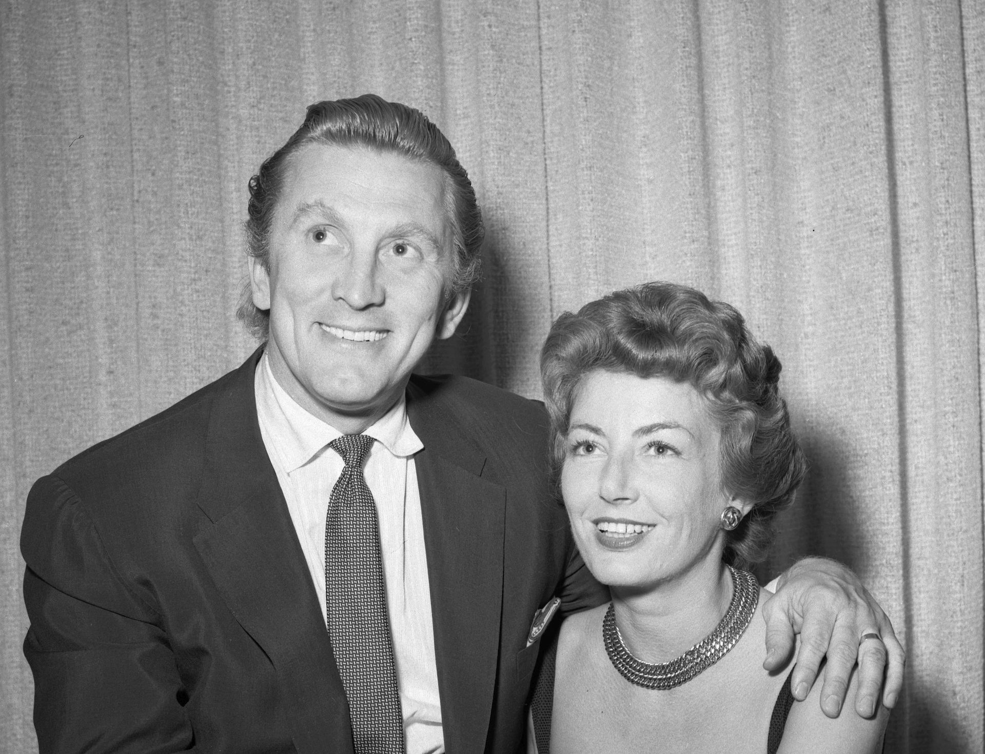 epa08196617 A handout photo made available by the Las Vegas News Bureau on 05 February 2020 shows US actor Kirk Douglas (L) and his wife Anne Buydens (R) posing for wedding photos at the Sahara Hotel in Las Vegas, Nevada, 30 May 1954. According to media reports, US actor Kirk Douglas died at the age of 103 on 05 February 2020.  EPA/LAS VEGAS NEWS BUREAU / HANDOUT HANDOUT FOR EDITORIAL USE ONLY: Mandatory Credit: Las Vegas News Bureau via european pressphoto agency HANDOUT EDITORIAL USE ONLY/NO SALES