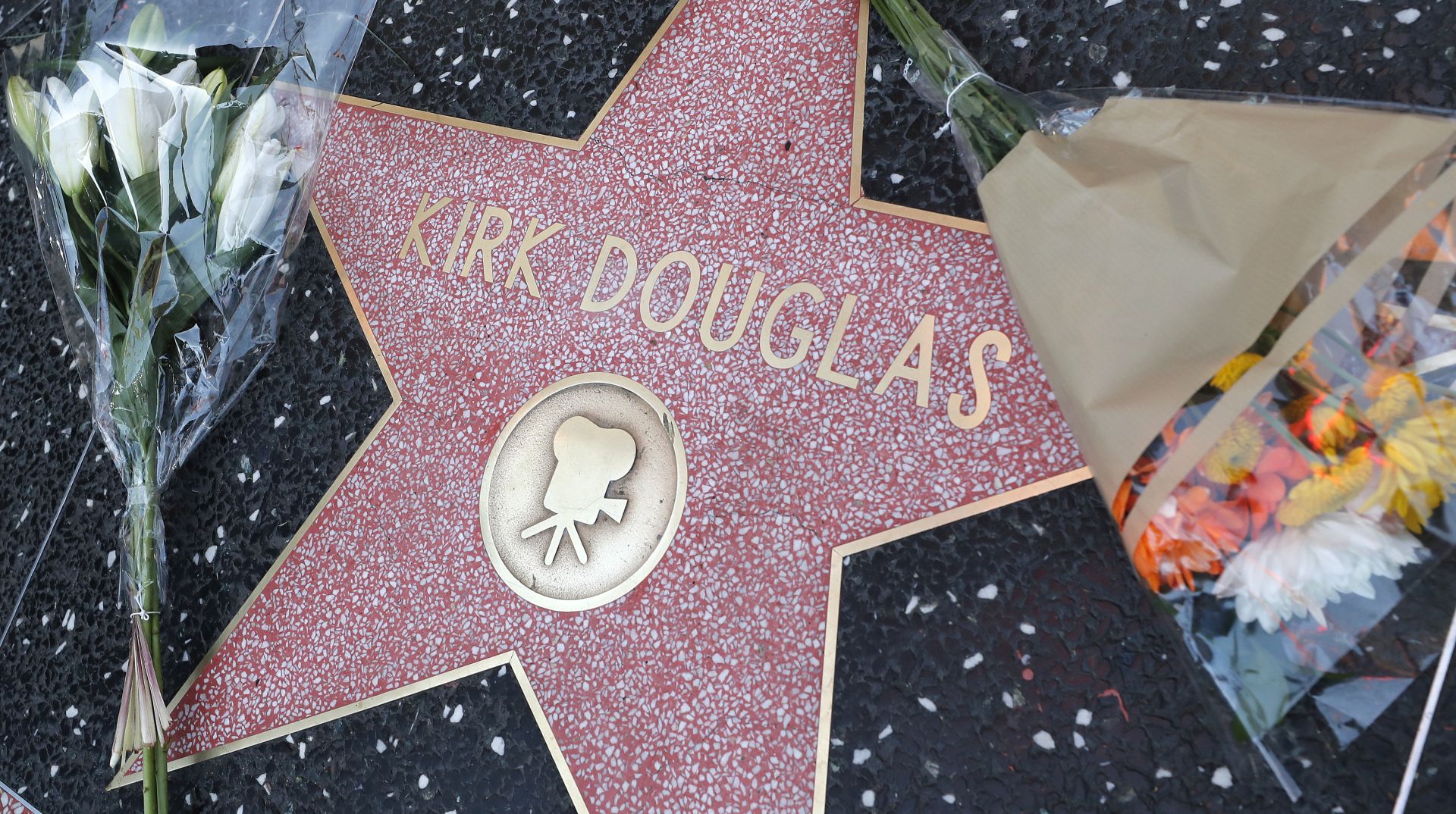 epa08196561 Flowers are placed on the Hollywood Star of US actor Kirk Douglas on the Hollywood Walk of Fame in Hollywood, California, USA, 05 February 2020. According to media reports, US actor Kirk Douglas died at the age of 103 on 05 February 2020.  EPA/JOHN G. MABANGLO