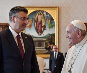 epa08197218 Pope Francis (R) exchanges gifts with the Croatian Prime Minister Andrej Plenkovic (L) during a private audience at the Vatican, 06 February 2020.  EPA/ALESSANDRO DI MEO / POOL